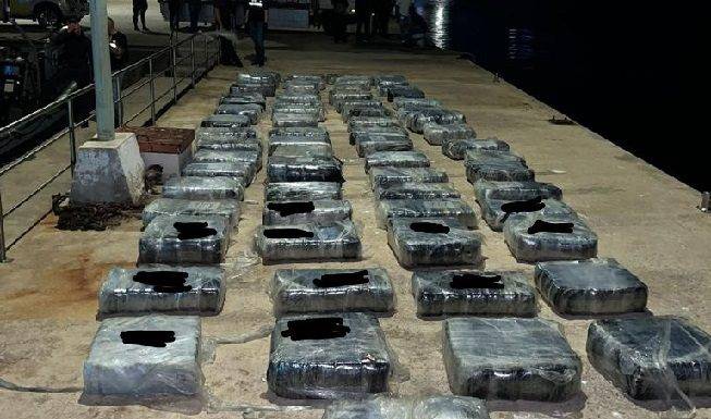 Dutch Caribbean Coast intercepted a go-fast with over 1600 kilograms of drugs