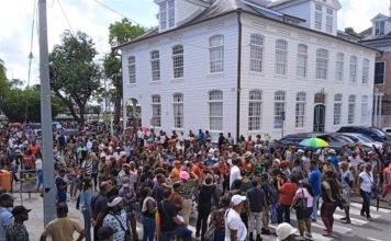 Chaos, tear gas and protesters in the demonstration storms Suriname parliament building