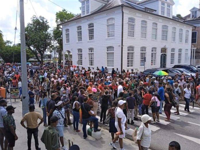 Chaos, tear gas and protesters in the demonstration storms Suriname parliament building