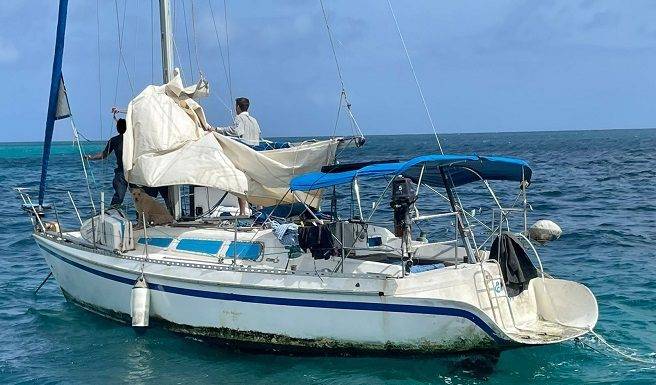 Coast Guards assisted a sailing vessel at St. Maarten