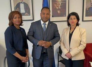 Minister Plenipotentiary Arrindell Signs Condolence Book at Dominican Republic Embassy in The Hague