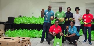 Minister Brug and the Ministry of VSA deliver 1,000 bags of fresh produce to the community