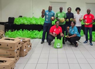 Minister Brug and the Ministry of VSA deliver 1,000 bags of fresh produce to the community
