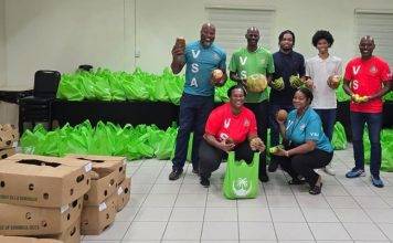 Minister Brug and the Ministry of VSA deliver 1,000 bags of fresh produce to the community