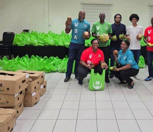 Minister Brug and the Ministry of VSA deliver 1,000 bags of fresh produce to the community