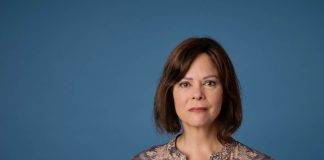 Staatssecretaris van Financiën Sandra Palmen van Toeslagen en Herstel in gesprek met gedupeerde ouders kinderopvangtoeslagaffaire in Curaçao tijdens werkbezoek