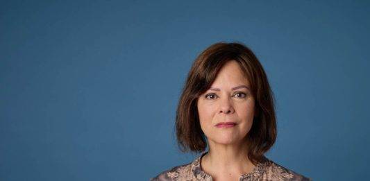 Staatssecretaris van Financiën Sandra Palmen van Toeslagen en Herstel in gesprek met gedupeerde ouders kinderopvangtoeslagaffaire in Curaçao tijdens werkbezoek