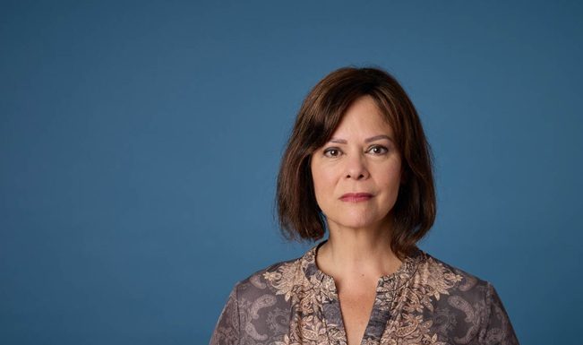 Staatssecretaris van Financiën Sandra Palmen van Toeslagen en Herstel in gesprek met gedupeerde ouders kinderopvangtoeslagaffaire in Curaçao tijdens werkbezoek