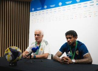 NOS KAPITAN LEANDRO BACUNA HUNTU KU NOS ‘BONDS COACH’ FRED RUTTEN A TENE UN RUEDA DI PRENSA PA DUNA DEKLARASHON RIBA NOS PARTIDO KONTRA CHINA!