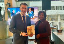 Minister Arrindell bids farewell to Former Minister Frank Rijkaart and State Secretary Eddie van Marum. Presents copies of ‘Salt Reapers’