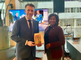 Minister Arrindell bids farewell to Former Minister Frank Rijkaart and State Secretary Eddie van Marum. Presents copies of ‘Salt Reapers’