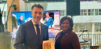 Minister Arrindell bids farewell to Former Minister Frank Rijkaart and State Secretary Eddie van Marum. Presents copies of ‘Salt Reapers’