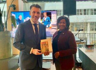 Minister Arrindell bids farewell to Former Minister Frank Rijkaart and State Secretary Eddie van Marum. Presents copies of ‘Salt Reapers’