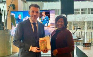 Minister Arrindell bids farewell to Former Minister Frank Rijkaart and State Secretary Eddie van Marum. Presents copies of ‘Salt Reapers’