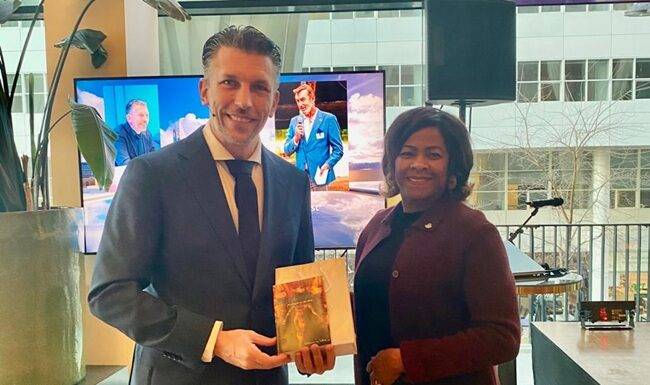 Minister Arrindell bids farewell to Former Minister Frank Rijkaart and State Secretary Eddie van Marum. Presents copies of ‘Salt Reapers’