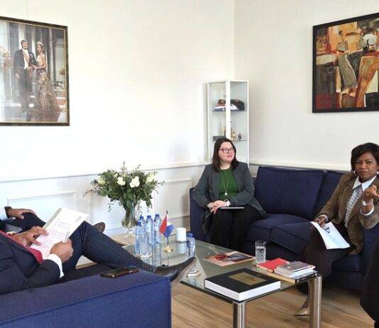 Minister Arrindell meets with Minister of VROMI Gumbs about Strengthening Cooperation