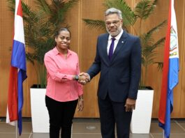 Prime Minister, in Capacity as Acting Minister of VSA, Administers Oath to New Pharmacist Assistant