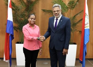 Prime Minister, in Capacity as Acting Minister of VSA, Administers Oath to New Pharmacist Assistant