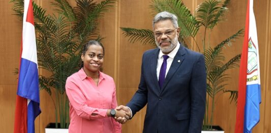 Prime Minister, in Capacity as Acting Minister of VSA, Administers Oath to New Pharmacist Assistant