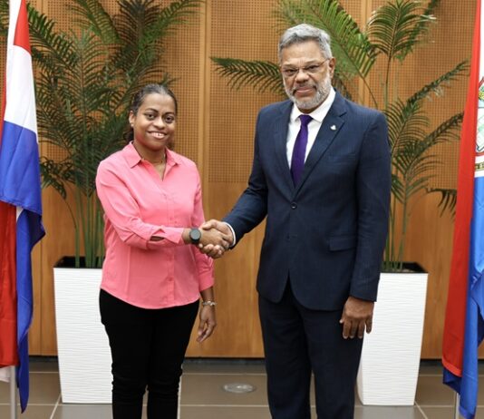 Prime Minister, in Capacity as Acting Minister of VSA, Administers Oath to New Pharmacist Assistant