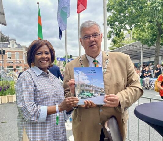 Minister Plenipotentiary Arrindell attends International Four Days Marches. Mayor Bruls Presented with Token of Appreciation