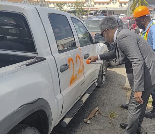 Prime Minister Mercelina Joins Car Wreck Removal Efforts in Cole Bay, Reaffirms Commitment to a Cleaner Sint Maarten
